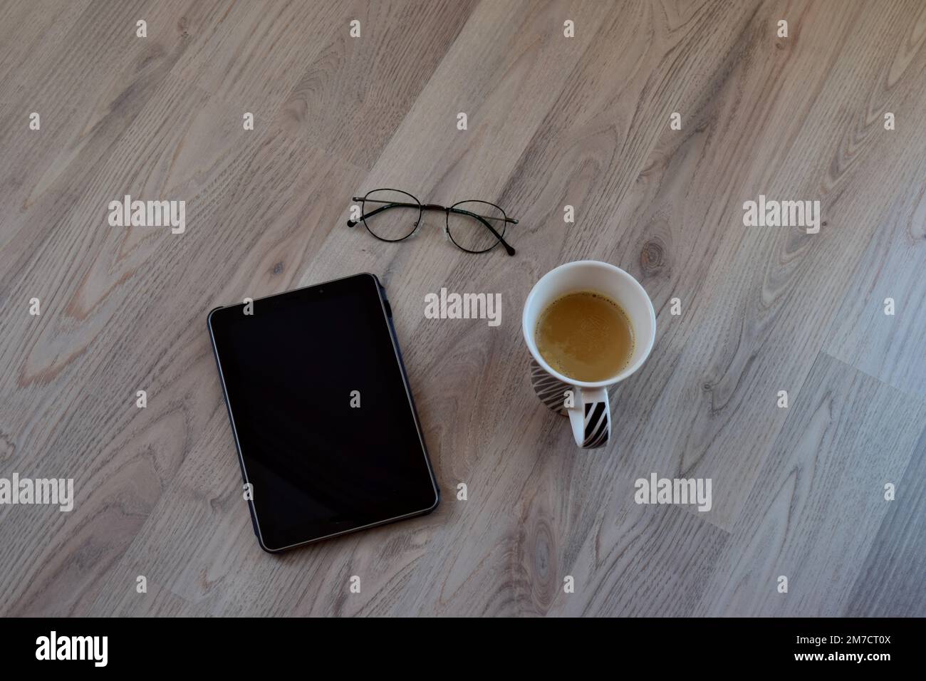 Kaffee, Gläser und Tablet auf isoliertem Hintergrund Stockfoto