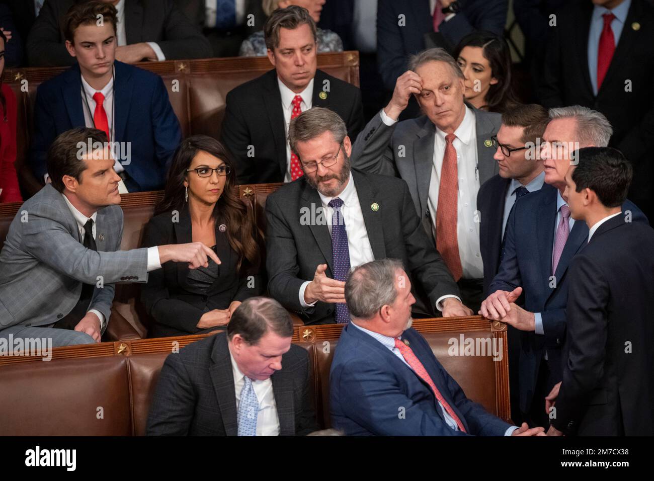 Washington, Vereinigte Staaten Von Amerika. 06. Januar 2023. US-Repräsentant Matt Gaetz (Republikaner Floridas), Left, Der für "anwesend" stimmte, geriet in eine verbale Konfrontation mit dem republikanischen Führer Kevin McCarthy (Republikaner von Kalifornien), richtig, nachdem Mr. McCarthy nicht die Stimmen bekam, die er für die Sprecherschaft benötigte, beim Wahlversuch 14. im US-Kapitol in Washington, DC, Samstag, 7. Januar, 2023. Guthaben: Rod Lamkey/CNP/Sipa USA (EINSCHRÄNKUNG: KEINE New York- oder New Jersey-Zeitungen oder -Zeitungen im Umkreis von 75 km um New York City) Guthaben: SIPA USA/Alamy Live News Stockfoto