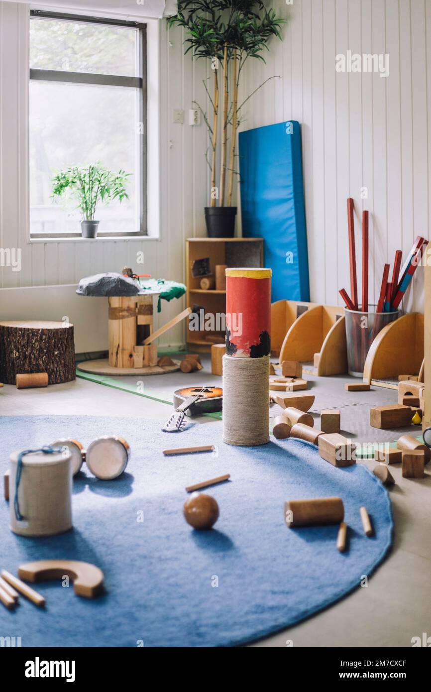 Holzspielzeugblöcke und Musikinstrumente auf Teppich Stockfoto