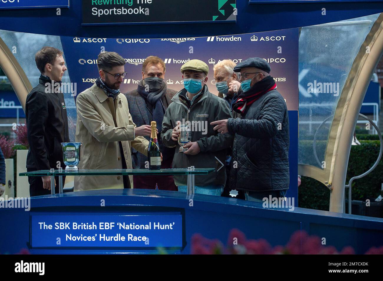 Ascot, Berkshire, Großbritannien. 22. Januar 2022. Die Präsentation für Besitzer und Trainer für die Gewinner des SBK British EBF National Hürdenrennen für Anfänger. Jockey Jamie Moore gewann das Pferderennen Jerrash. Besitzer Jerry Hinds und Ashley Head. Trainer Gary Moore, Horsham. Breeder M&R Refurbishments Ltd Sponsor K M Elite Products Ltd Kredit: Maureen McLean/Alamy Stockfoto