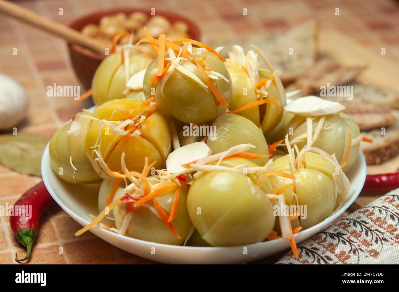 Eingelegte grüne Tomaten, gefüllt mit einer Mischung aus gehacktem ...