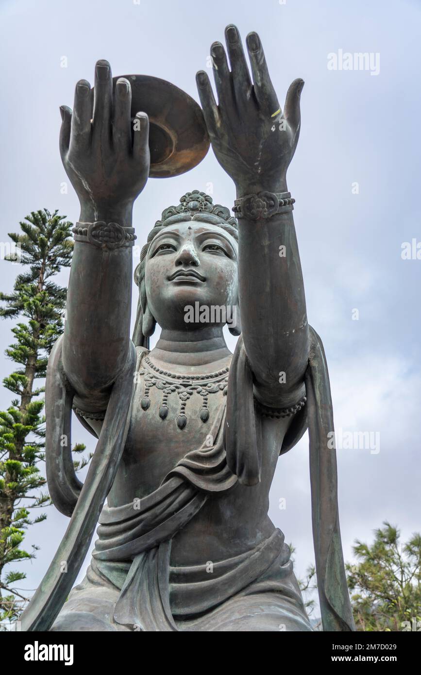 Angebot von einem der sechs Devas rund um den Big Buddha in Ngong Ping, Lantau Island Hong Kong Stockfoto