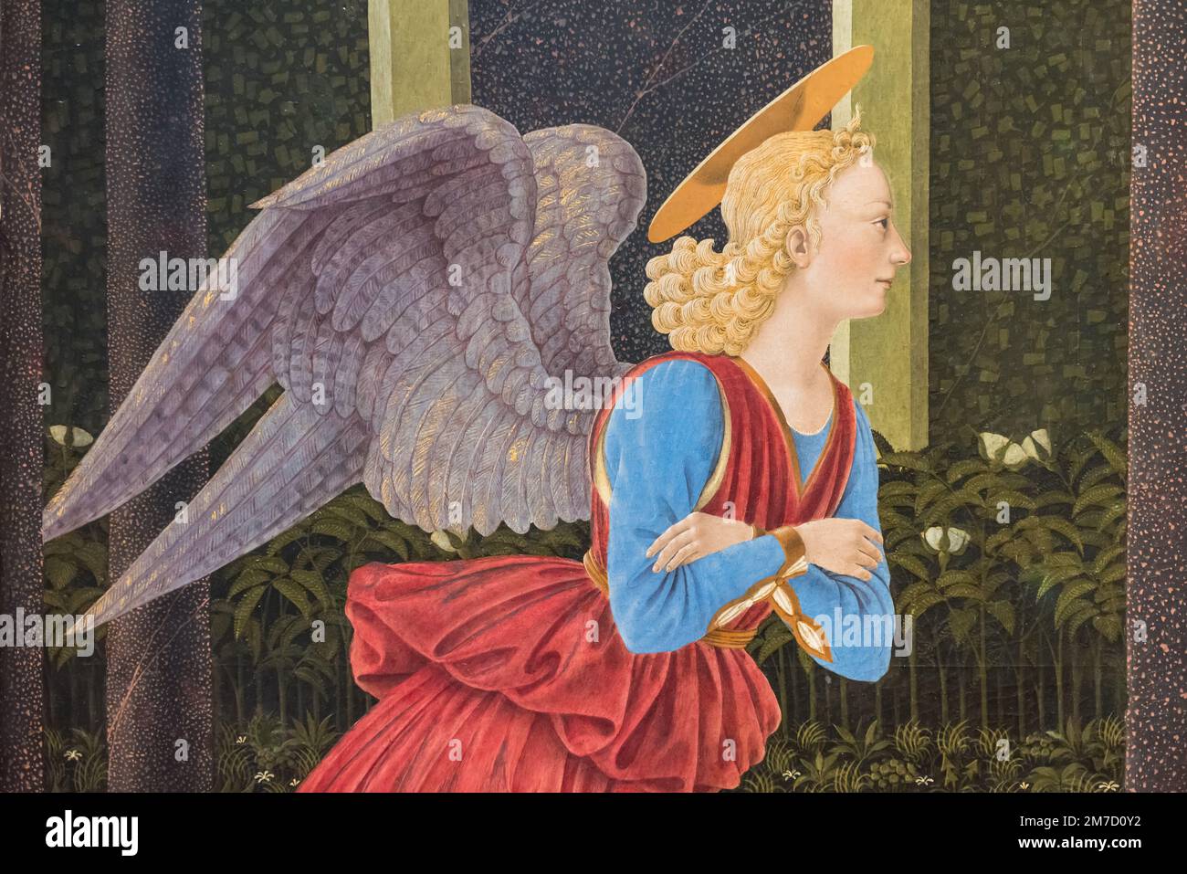 Nahaufnahme eines alten Gemäldes mit einem blonden Engel mit gekreuzten Armen Stockfoto