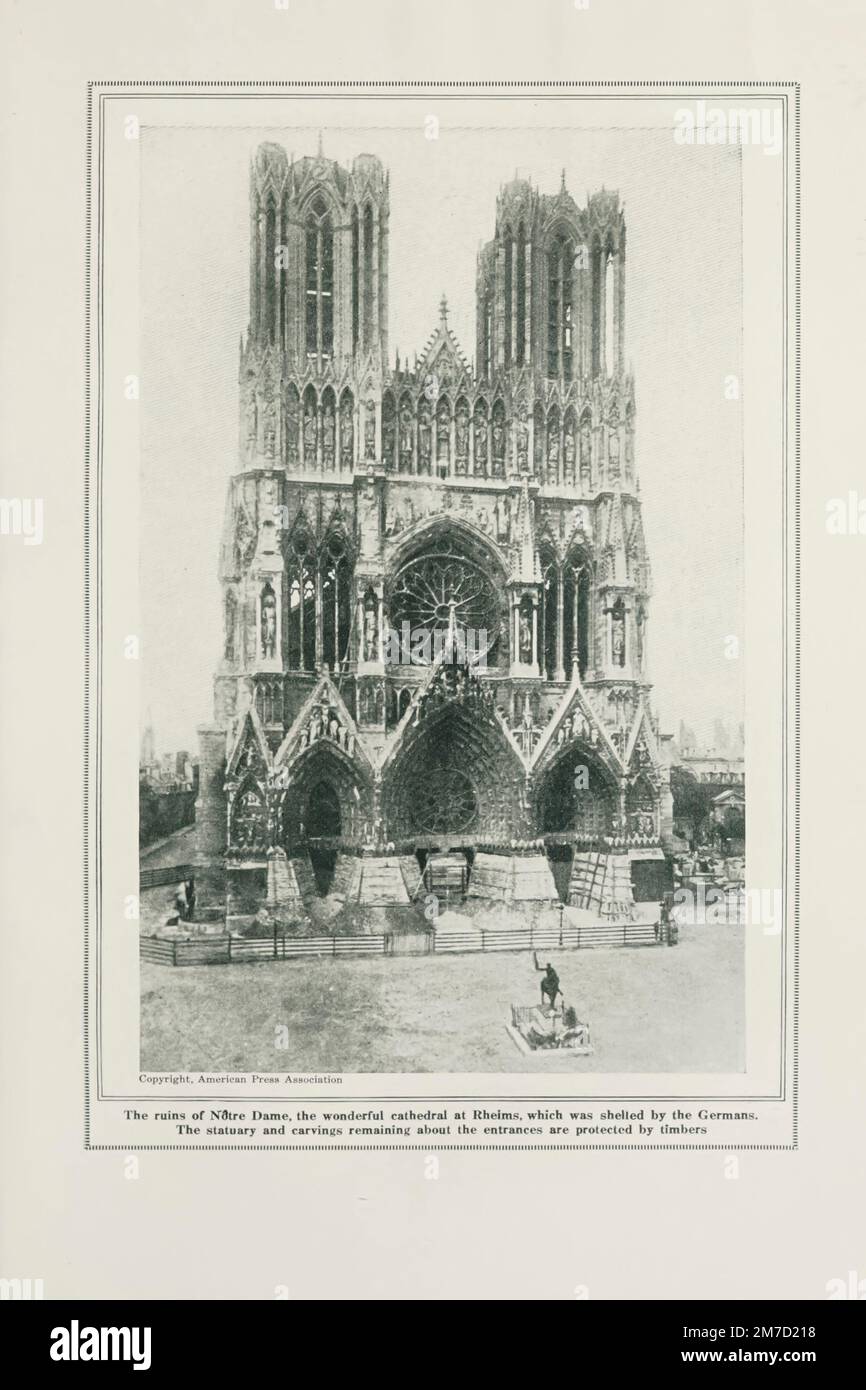 Reims Ruinen von Notre Dame aus dem Buch die Geschichte des Großen Krieges; die vollständigen historischen Aufzeichnungen der Ereignisse bis dato DIPLOMATISCHE UND STAATLICHE PAPIERE von Reynolds, Francis Joseph, 1867-1937; Churchill, Allen Leon; Miller, Francis Trevelyan, 1877-1959; Wood, Leonard, 1860-1927; Knight, Austin Melvin, 1854-1927; Palmer, Frederick, 1873-1958; Simonds, Frank Herbert, 1878-; Ruhl, Arthur Brown, 1876. Band III Veröffentlicht 1916 Stockfoto