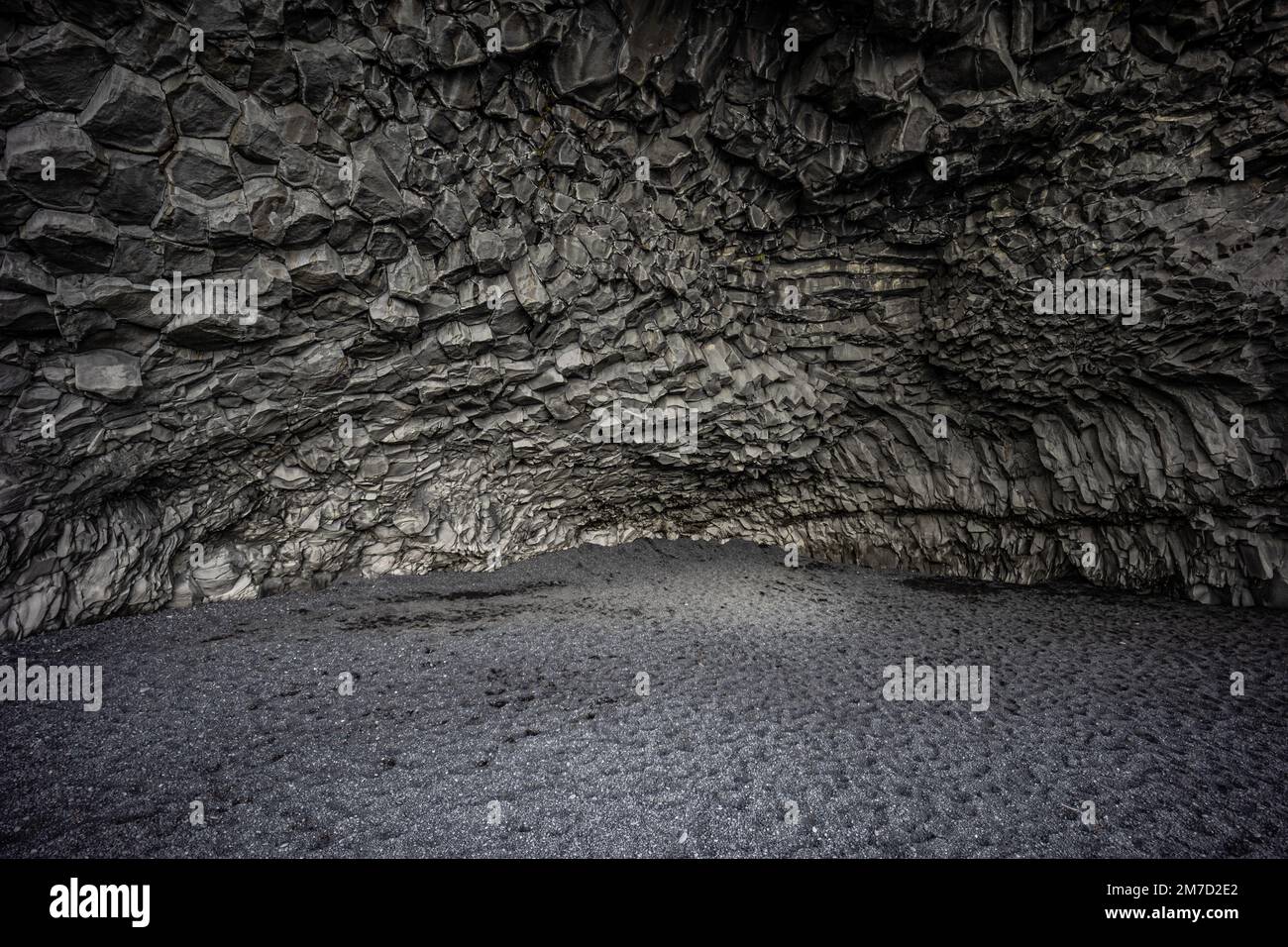 Röhrenförmige Basaltsäulen am Reynisfjara Strand, Süden Islands Stockfoto