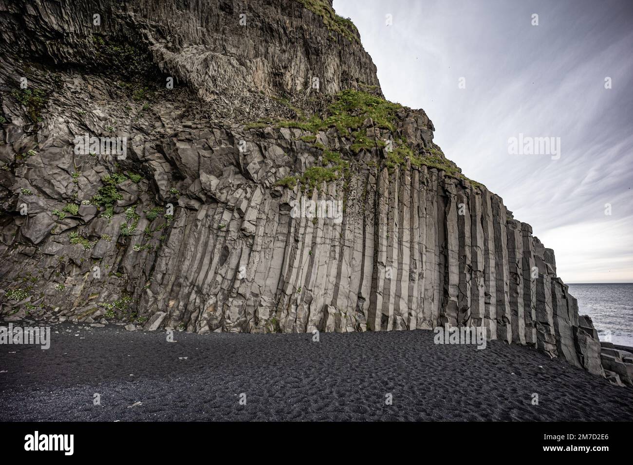 Röhrenförmige Basaltsäulen am Reynisfjara Strand, Süden Islands Stockfoto