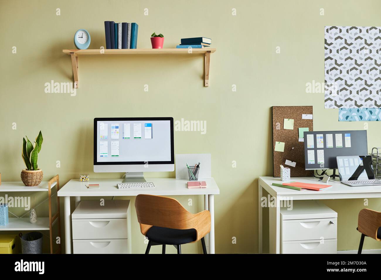 Hintergrundbild einer gemütlichen Büroeinrichtung mit hellgelber Wand in Designer-Agentur und Kopierbereich Stockfoto