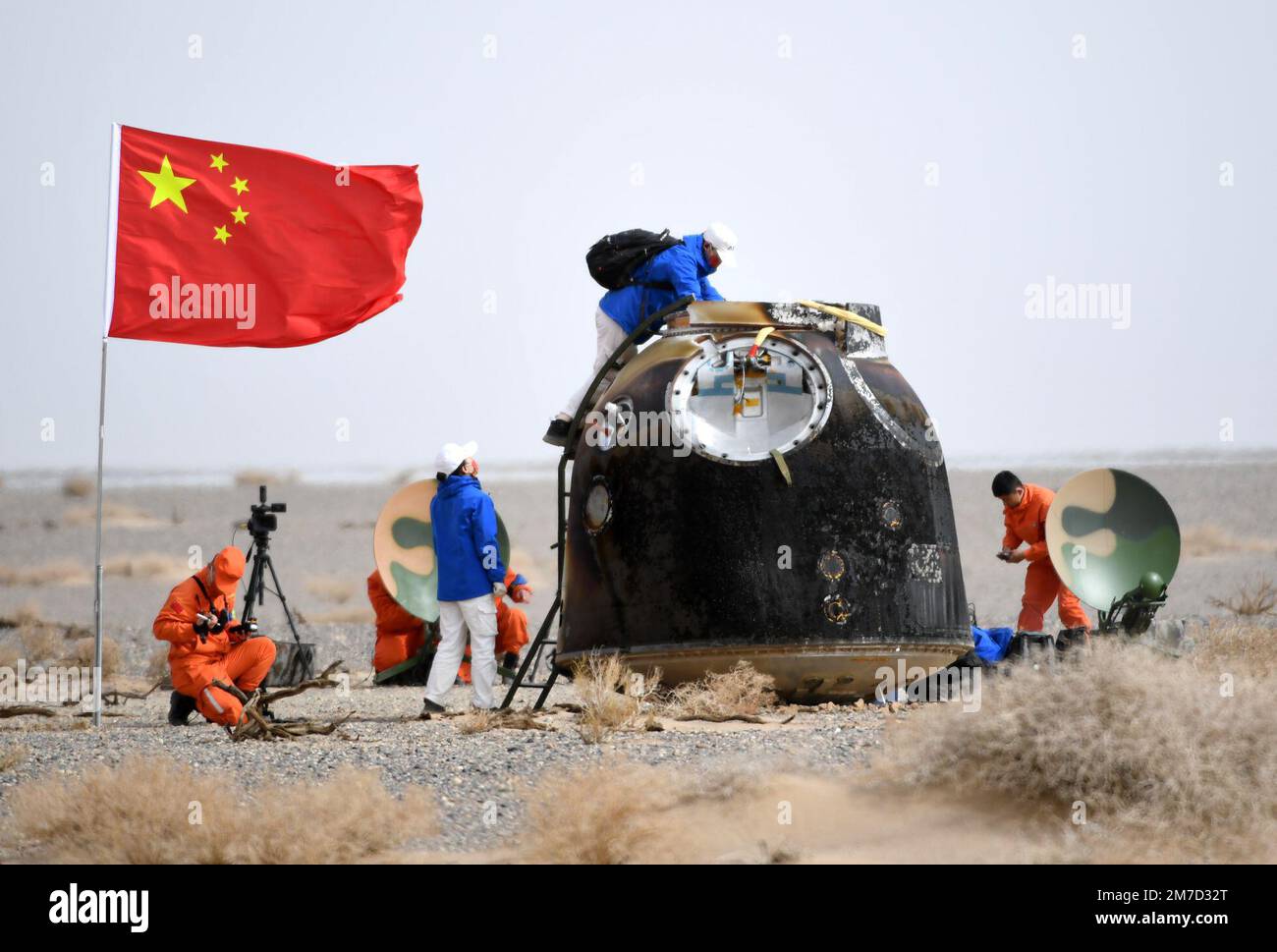 Peking, China. 16. April 2022. Die Rückkehrkapsel des bemannten Raumschiffs Shenzhou-13 landet erfolgreich am Landeplatz Dongfeng in Nordchina der inneren Mongolei Autonomen Region, 16. April 2022. Kredit: Peng Yuan/Xinhua/Alamy Live News Stockfoto
