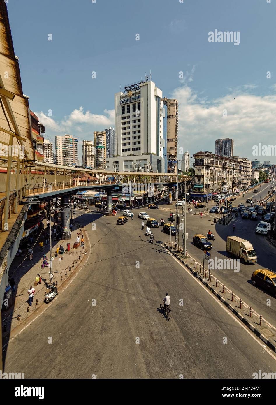 08 29 2022: Ovaler Skywalk zum nahe gelegenen Bahnhof Grant Road und Markt in Nana Chowk. Mumbai Maharashtra Indien. Stockfoto