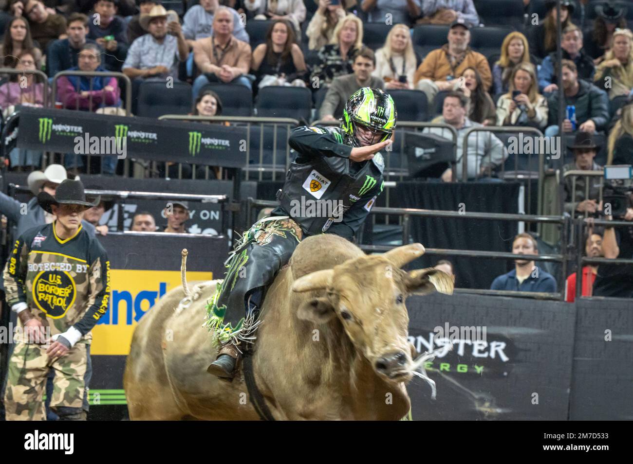 New York, Usa. 06. Januar 2023. Jose Vitor Leme reitet Pickle Moonshine während des Professional Bull Riders 2023 Unleash the Beast Events im Madison Square Garden in New York City. (Foto: Ron Adar/SOPA Images/Sipa USA) Guthaben: SIPA USA/Alamy Live News Stockfoto