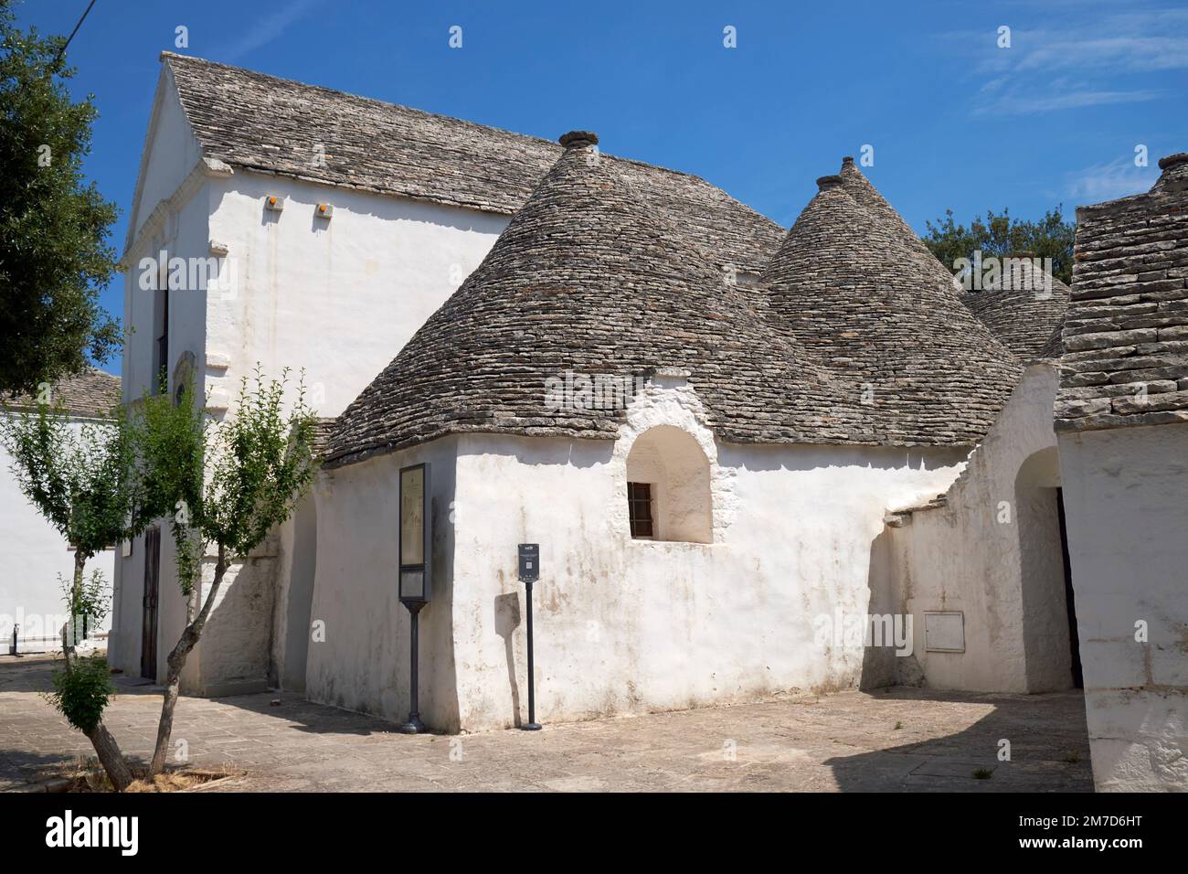 Trulli (traditionelle trockene Steingebäude mit konischen Dächern) in Alberobello, Apulien (Apulien), Süditalien. Stockfoto