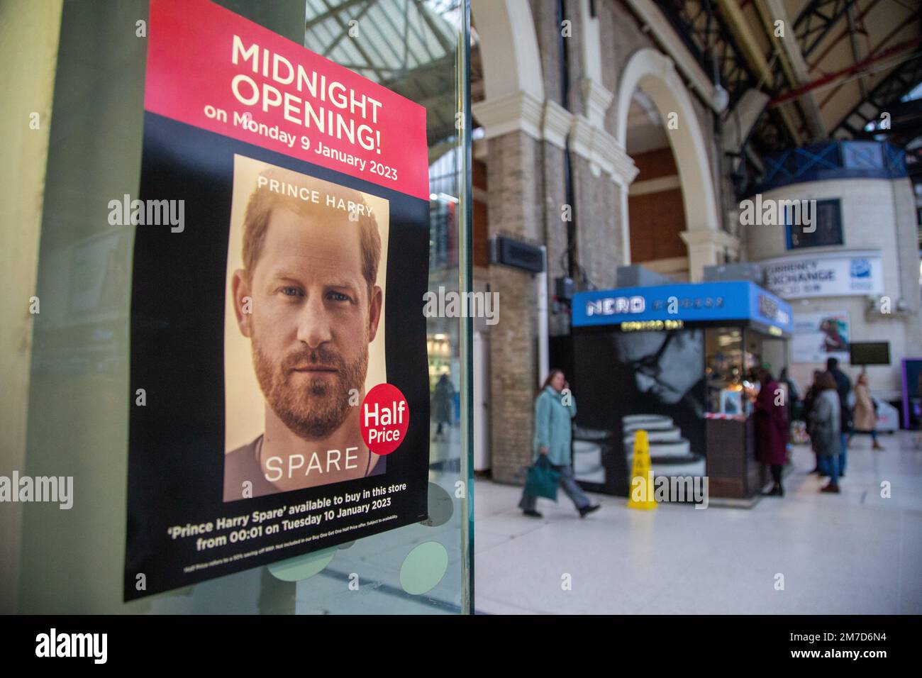 London, England, Großbritannien. 9. Januar 2023. Das Werbeplakat von Prinz Harrys Buch „Spare“ ist am Fenster eines Londoner Buchladens zu sehen, da noch Stunden bis zum Verkaufsbeginn verbleiben. (Kreditbild: © Tayfun Salci/ZUMA Press Wire) Kredit: ZUMA Press, Inc./Alamy Live News Kredit: ZUMA Press, Inc./Alamy Live News Stockfoto