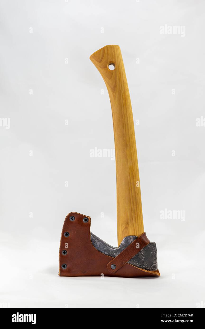 Traditionelle Axt mit Holzgriff auf weißem Hintergrund. Zimmermannswerkzeug. Stockfoto