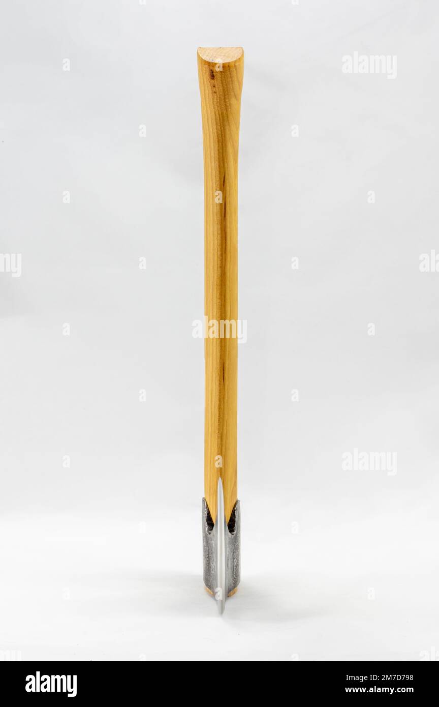Traditionelle Axt mit Holzgriff auf weißem Hintergrund. Zimmermannswerkzeug. Stockfoto