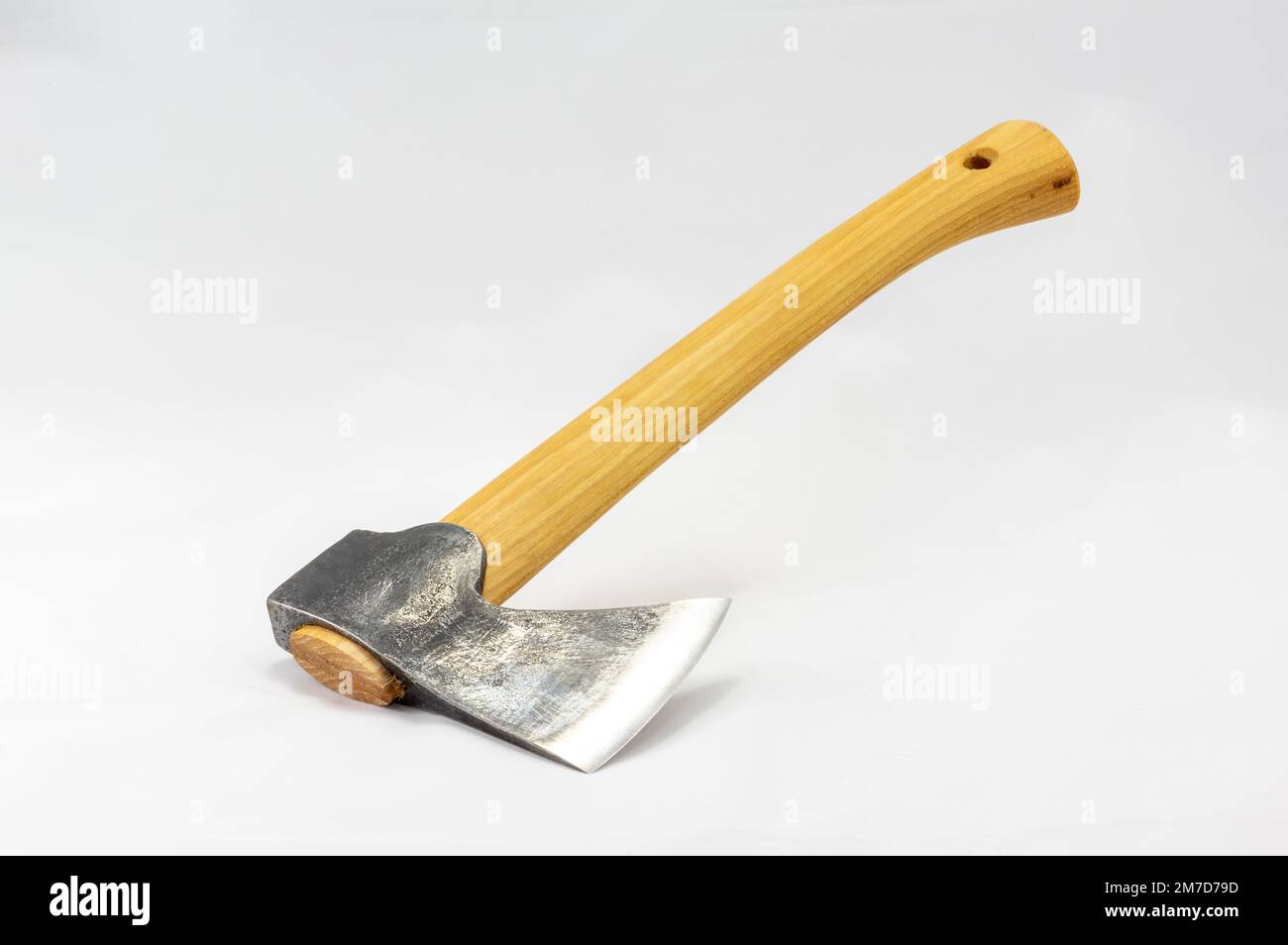 Traditionelle Axt mit Holzgriff auf weißem Hintergrund. Zimmermannswerkzeug. Stockfoto