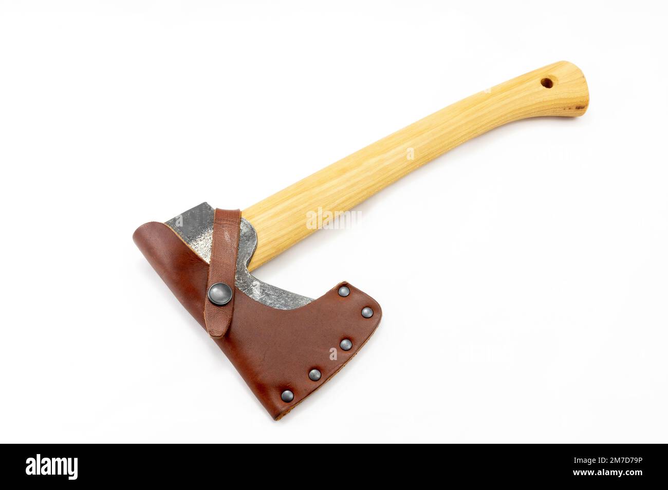 Traditionelle Axt mit Holzgriff auf weißem Hintergrund. Zimmermannswerkzeug. Stockfoto