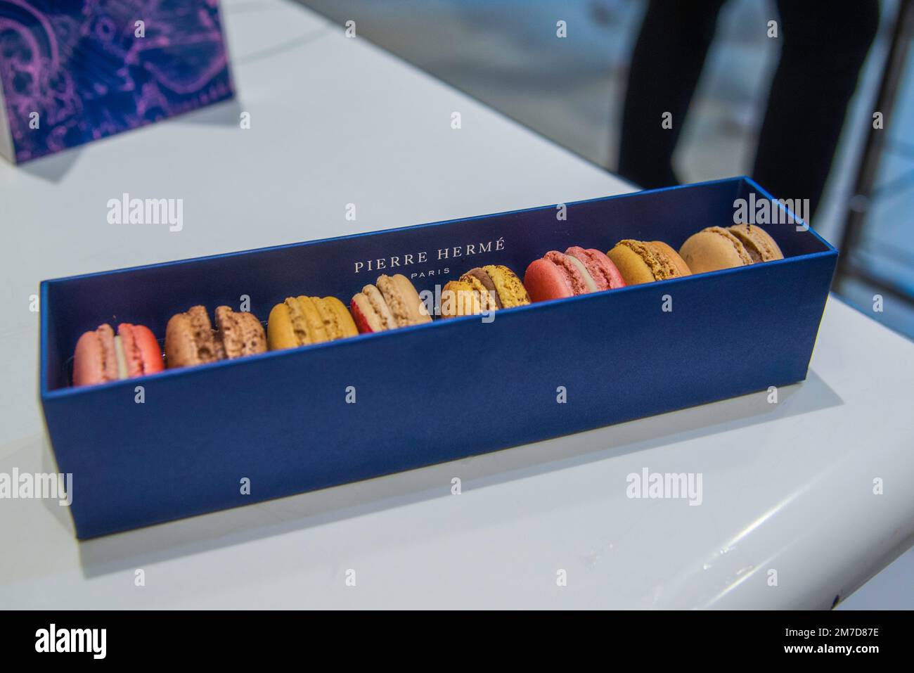 Paris, Frankreich - 26 2022. Dez.: Eine Schachtel bunter Macaron-Kuchen auf dem Tisch Stockfoto