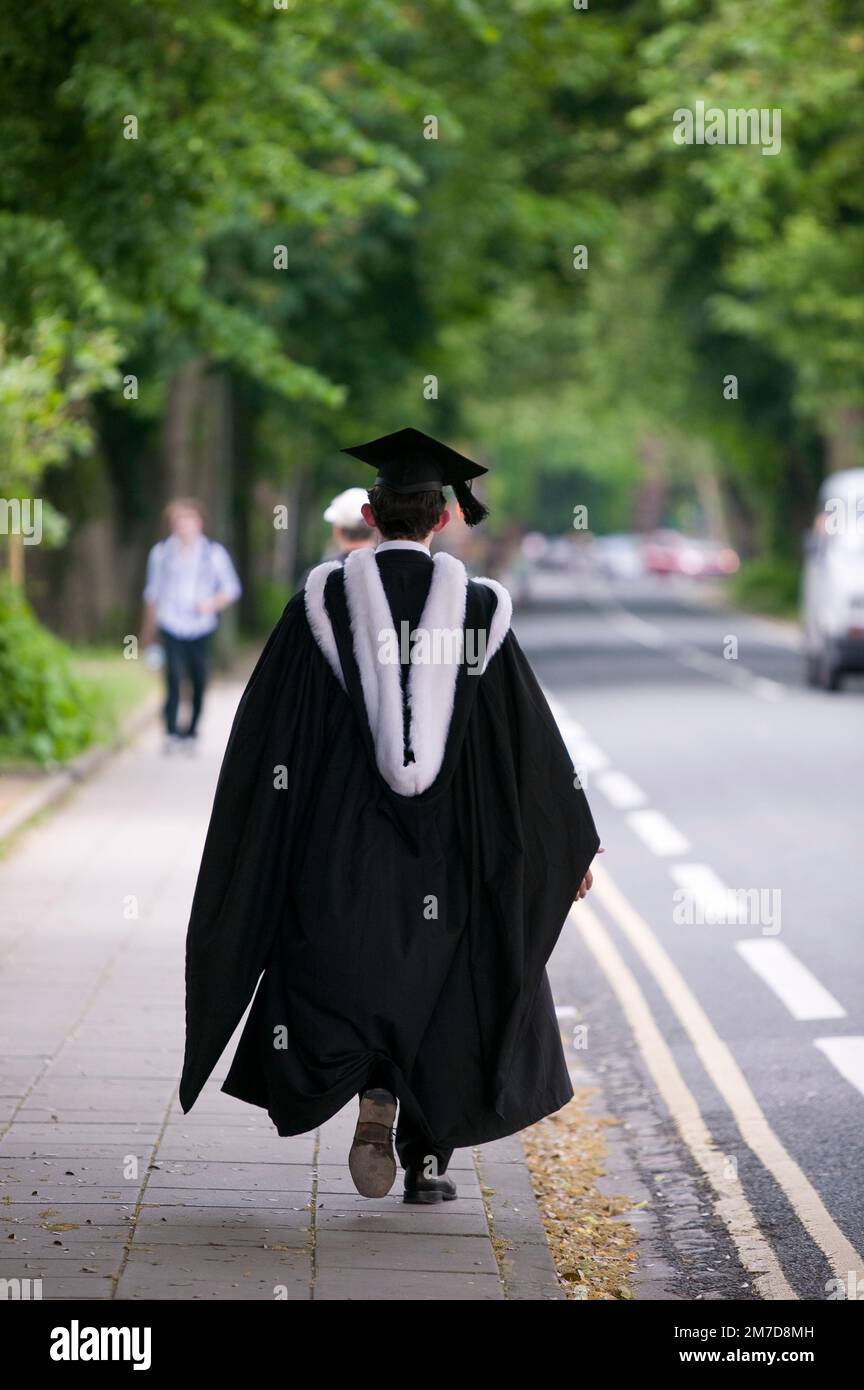 Ein Student, ein Spaziergang die Straßen von der Universitätsstadt Oxford, UK in traditionellen Gewändern. Stockfoto