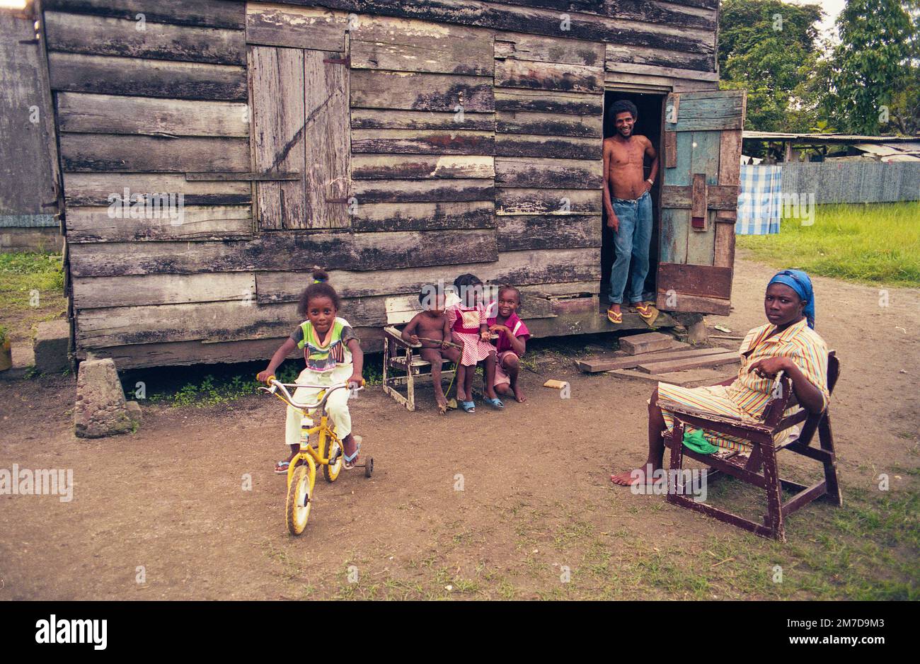 Surinam, eine Familie in Paramaribo vor ihrem Holzhaus. Stockfoto