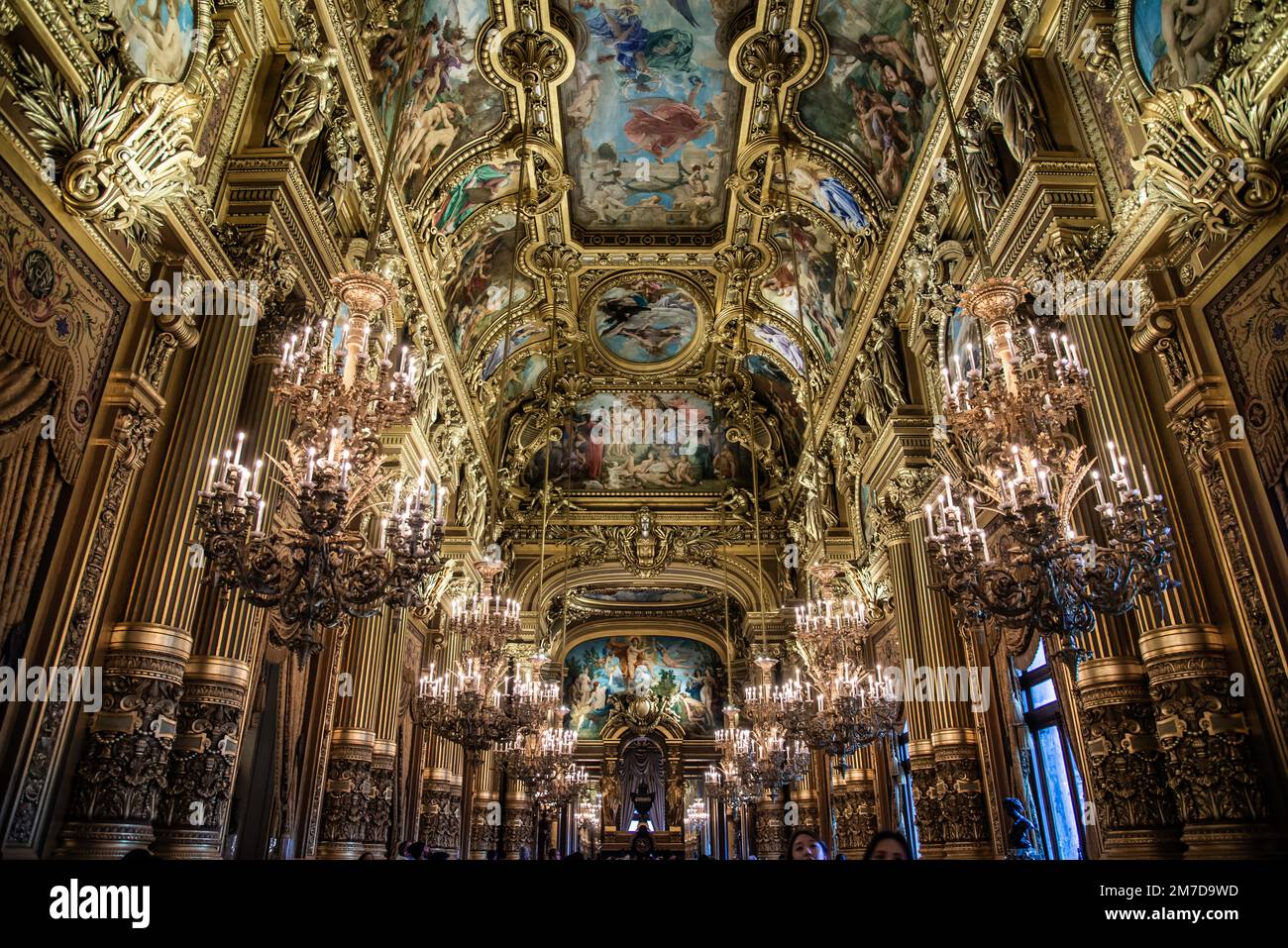 Paris, Frankreich - 26 2022. Dez.: Die feine Dekoration und die herrliche Decke der Oper Paris Stockfoto