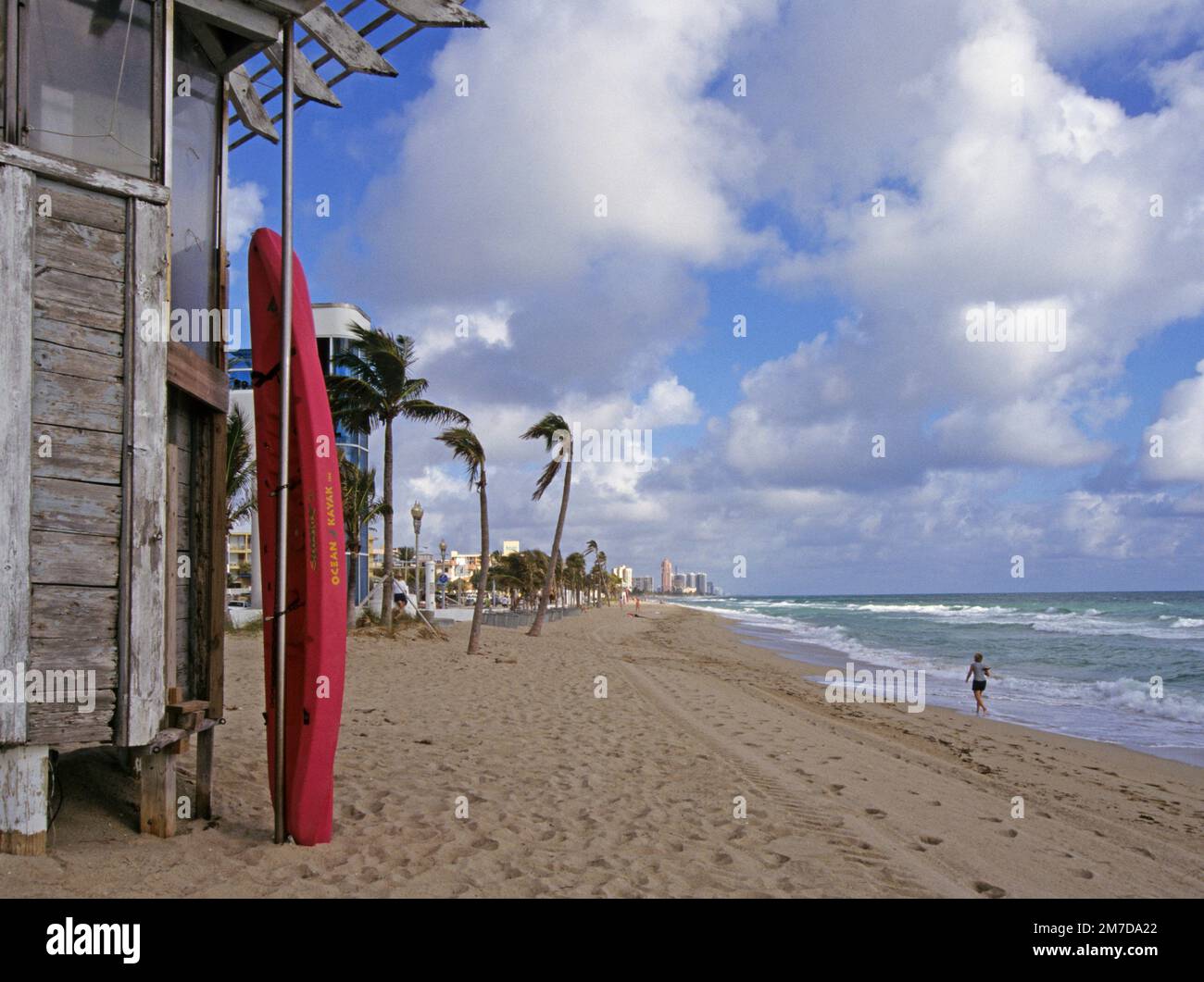 Rettungssurfbrett und Rettungsschwimmer-Hütte am Strand. Ft Lauderdale, Florida, USA Stockfoto