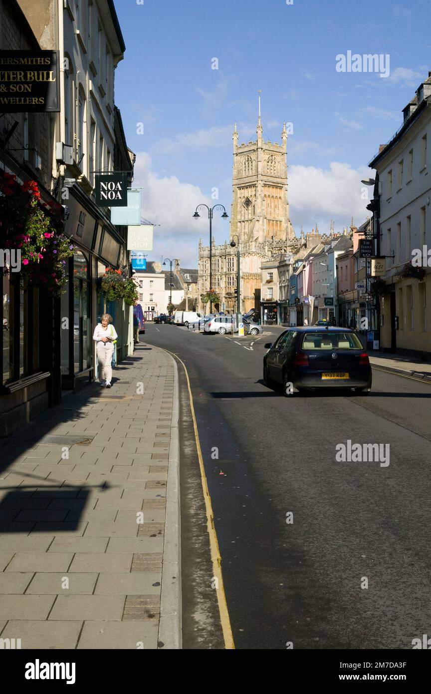 Stadtzentrum von Cirencester mit der Johannes-Täufer-Kirche und dem Marktplatz. Stockfoto