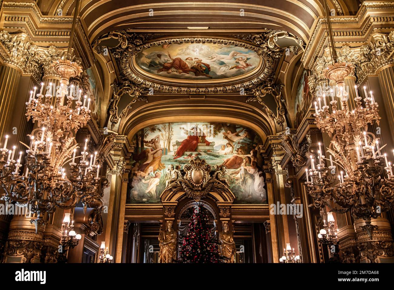 Paris, Frankreich - 26 2022. Dez.: Die feine Dekoration und die herrliche Decke der Oper Paris Stockfoto