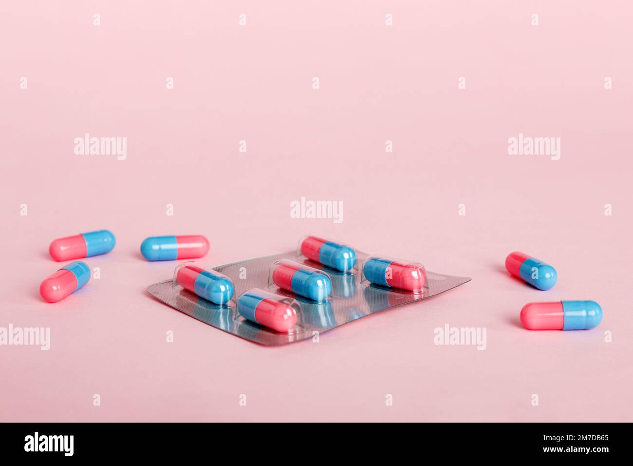 Medicine Pillen auf einem hellen Hintergrund. Medikamente und verschreibungspflichtige Pillen flach legen Hintergrund. Blaue und rosafarbene Tabletten in Blister. Stockfoto