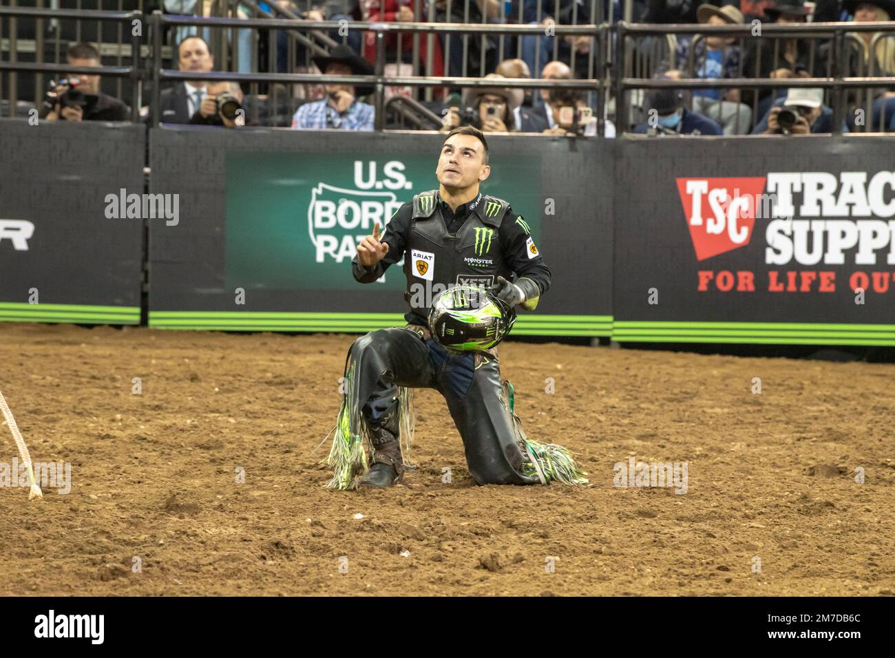 New York, New York, USA. 8. Januar 2023. (NEU) 2023 Professional Bull Riders entfesseln das Biest im Garten. 08. Januar 2023, New York, New York, USA: Jose Vitor Leme macht Choc-Tänze während der dritten Runde des Professional Bull Riders 2023 Unleash the Beast Event im Madison Square Garden am 8. Januar 2023 in New York City. Kredit: M10s/TheNews2 (Kredit: © M10s/TheNEWS2 über ZUMA Press Wire) Stockfoto