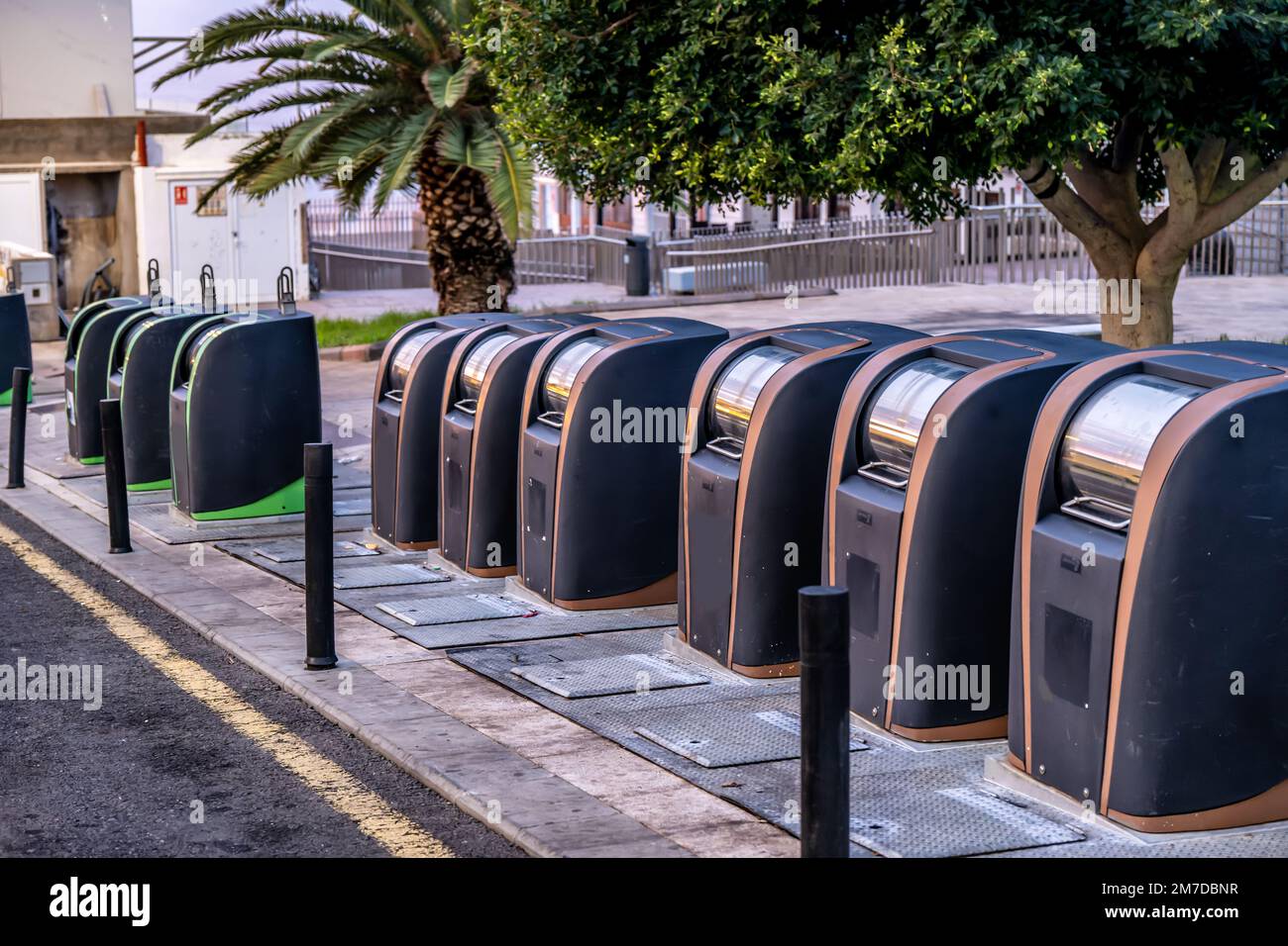 Behälter für garbe-Abfallbehälter zur Abholung auf Fuerteventura, Spanien Stockfoto