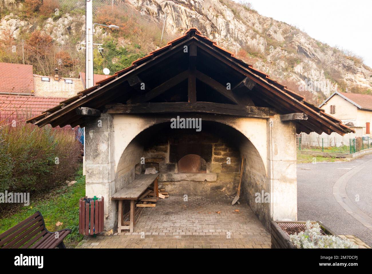 Der vier banale Ofen (Englisch: Gemeindeofen) war eine feudale Institution im mittelalterlichen Frankreich, die von französischen Dorfbewohnern zum Kochen von Backbrot genutzt wurde. Vions Village in SE France (133) Stockfoto