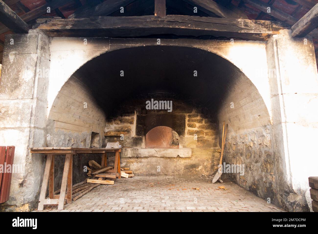 Der vier banale Ofen (Englisch: Gemeindeofen) war eine feudale Institution im mittelalterlichen Frankreich, die von französischen Dorfbewohnern zum Kochen von Backbrot genutzt wurde. Vions Village in SE France (133) Stockfoto