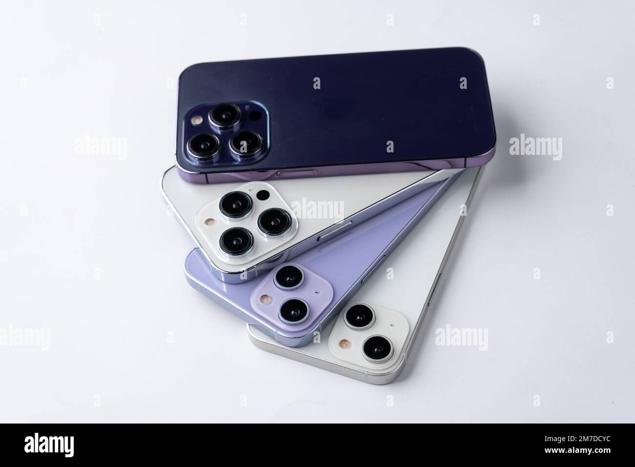 West Bangal, Indien - 10. Januar 2022 : Apple iphone 14-Serie im Rahmen mit farbenfrohem Hintergrund. Stockfoto