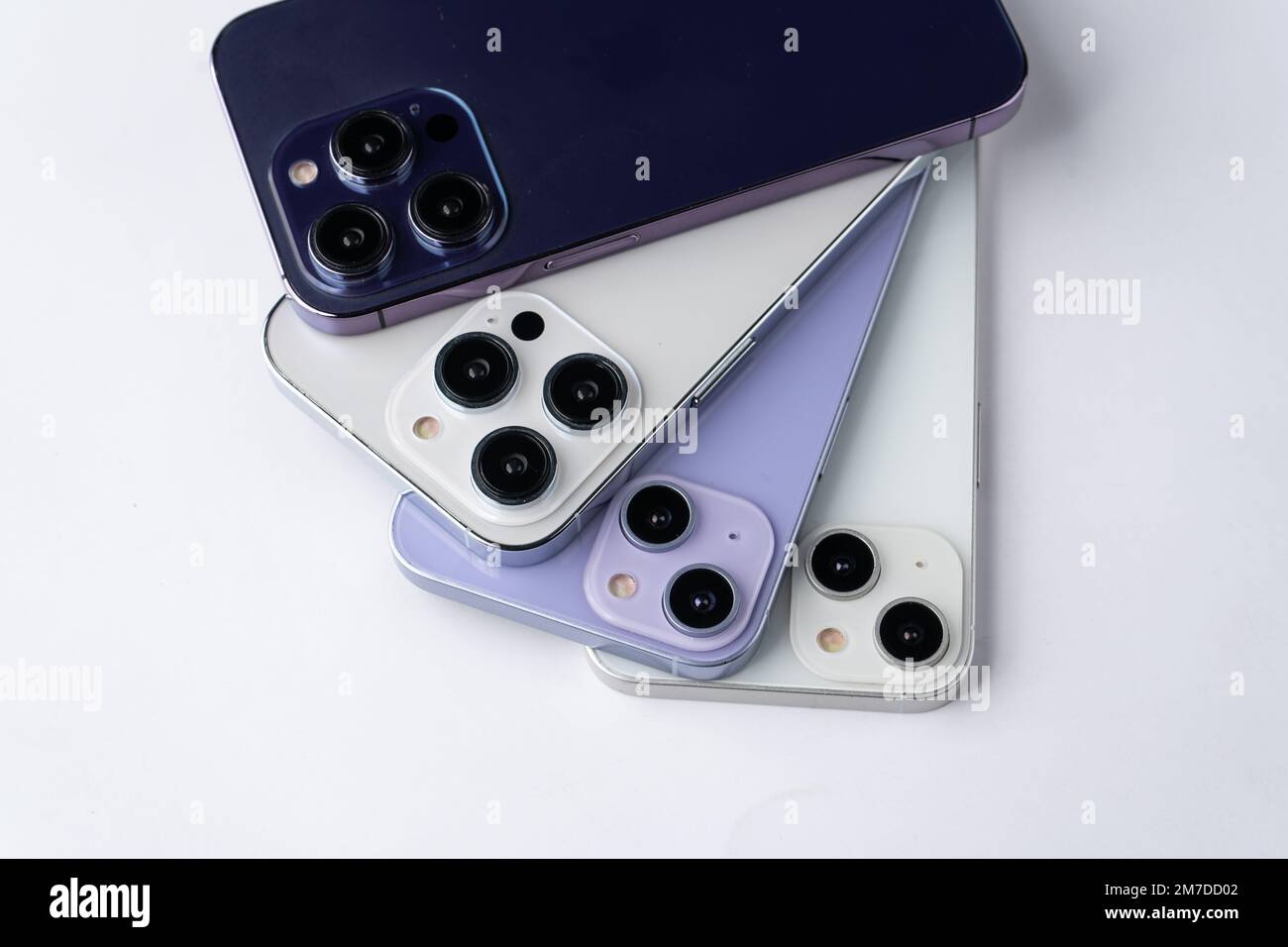 West Bangal, Indien - 10. Januar 2022 : Apple iphone 14-Serie im Rahmen mit farbenfrohem Hintergrund. Stockfoto