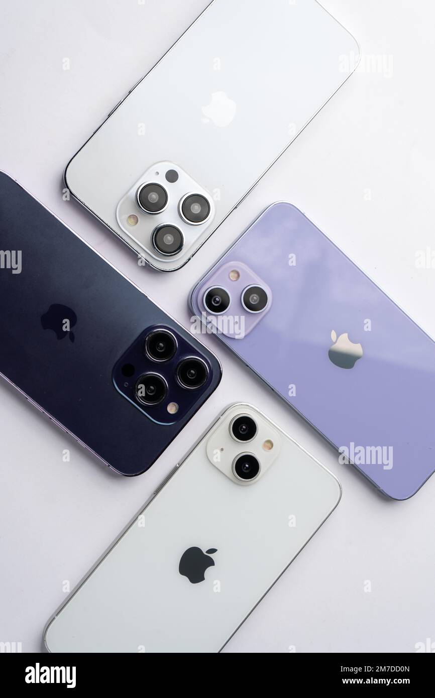 West Bangal, Indien - 10. Januar 2022 : Apple iphone 14-Serie im Rahmen mit farbenfrohem Hintergrund. Stockfoto