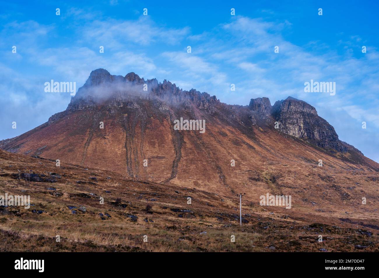 Der zerklüftete Kamm von Stac Pollaidh auf der Halbinsel Coigach in Wester Ross, Highland, Schottland, Großbritannien Stockfoto