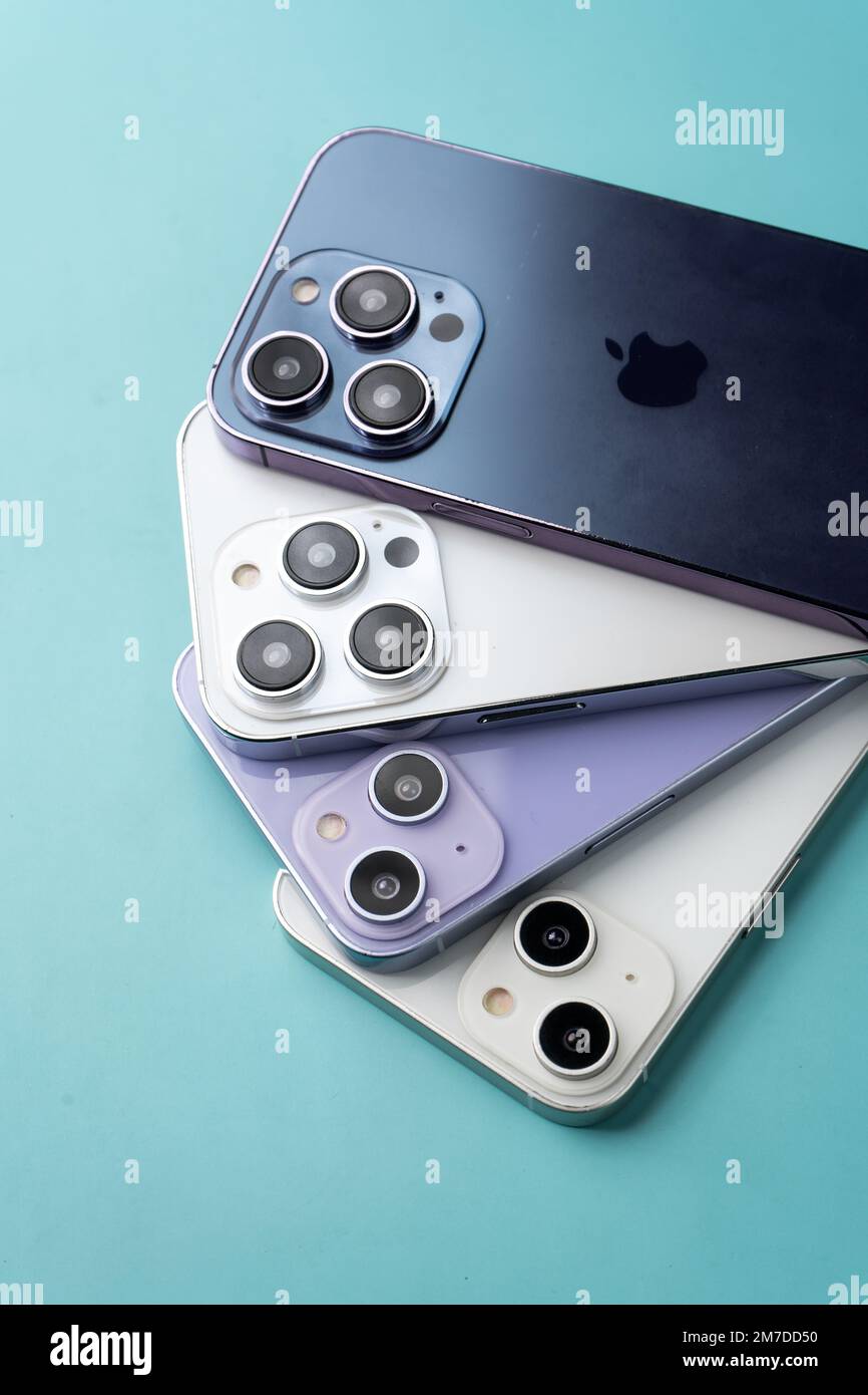 West Bangal, Indien - 10. Januar 2022 : Apple iphone 14-Serie im Rahmen mit farbenfrohem Hintergrund. Stockfoto