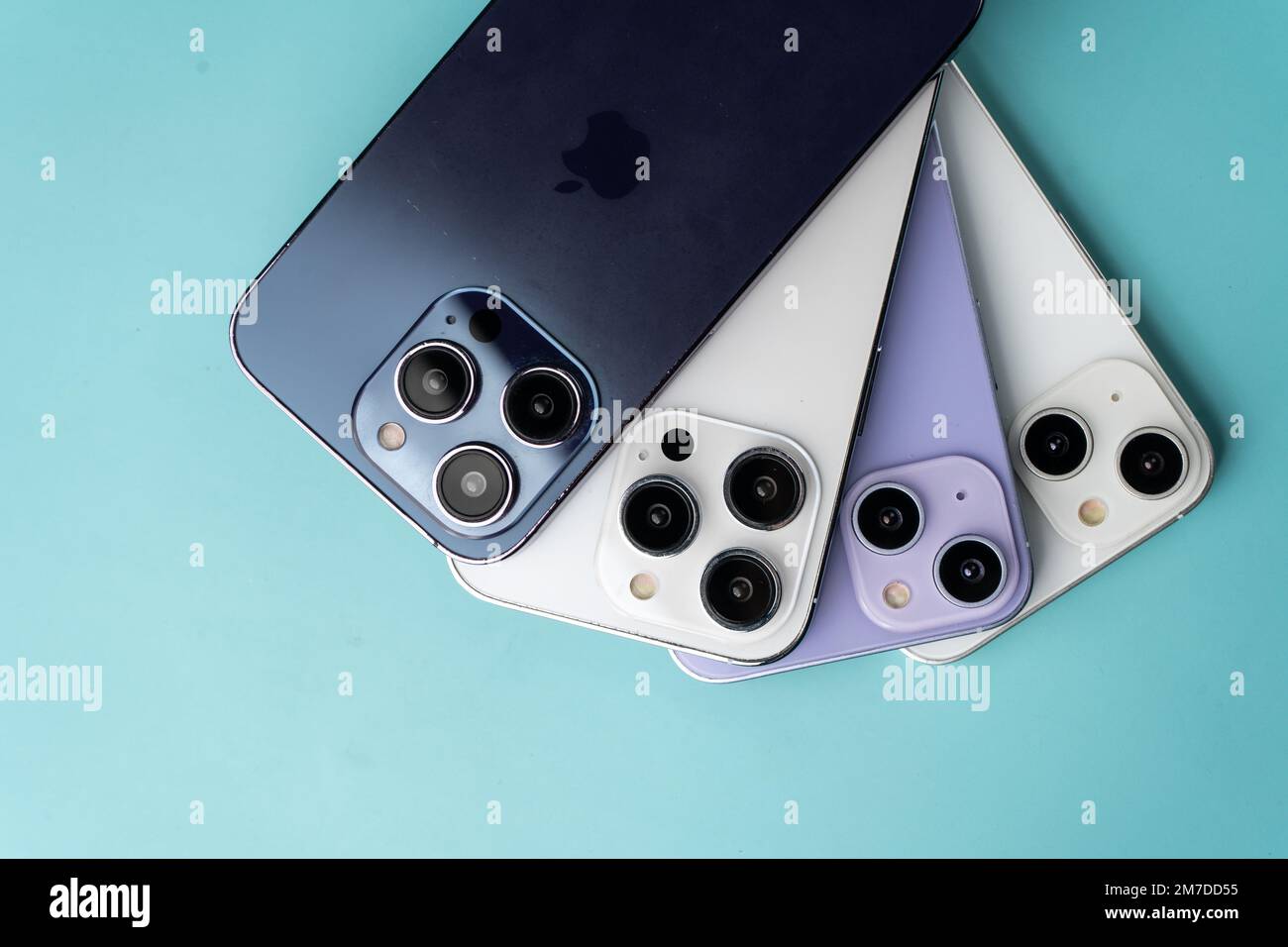 West Bangal, Indien - 10. Januar 2022 : Apple iphone 14-Serie im Rahmen mit farbenfrohem Hintergrund. Stockfoto