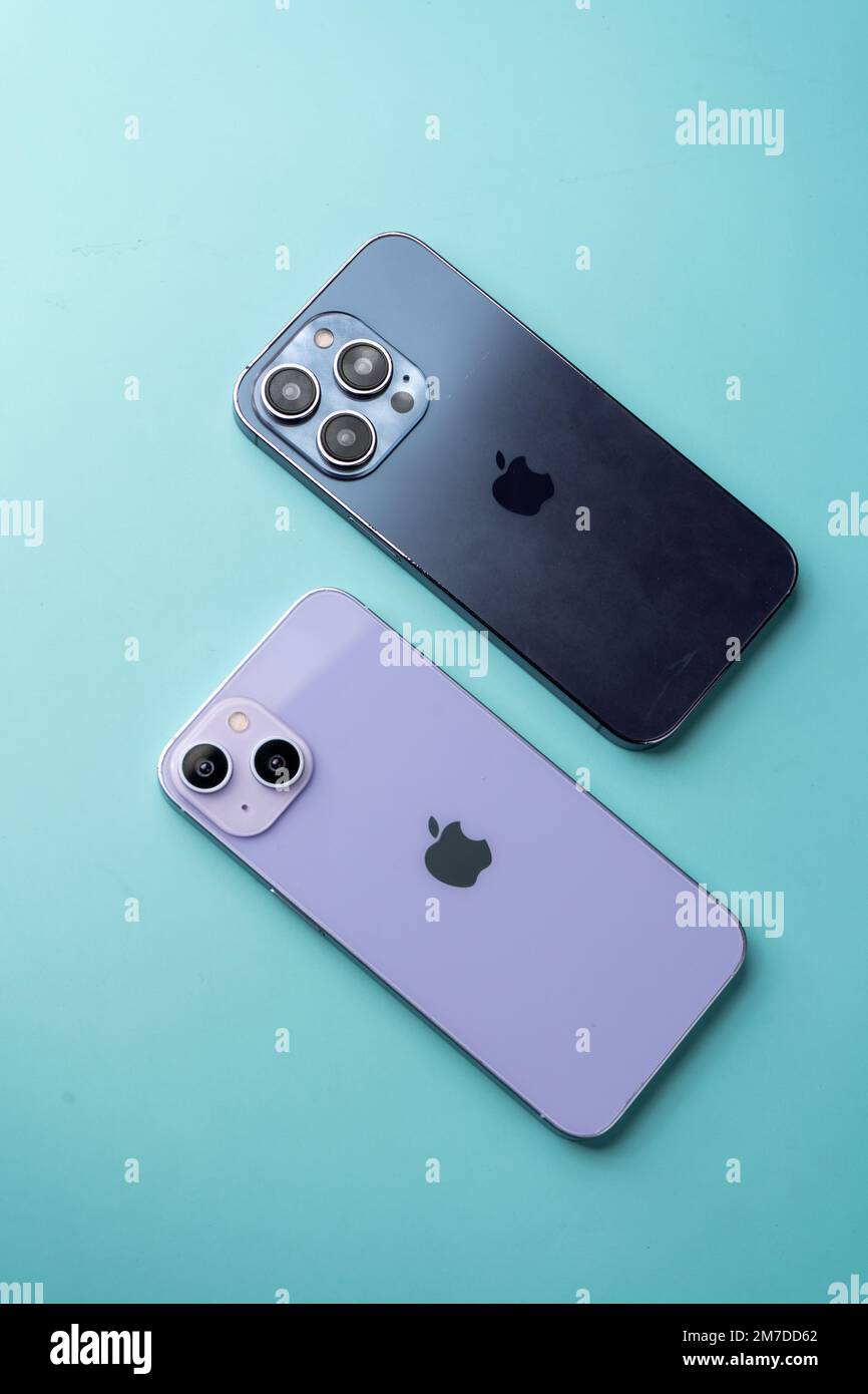 West Bangal, Indien - 10. Januar 2022 : Apple iphone 14-Serie im Rahmen mit farbenfrohem Hintergrund. Stockfoto