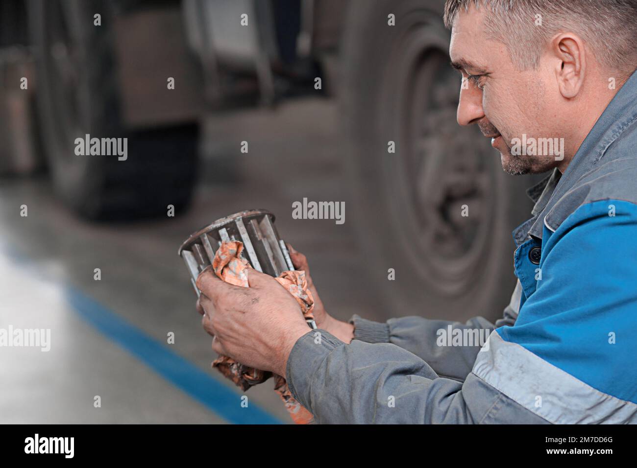 Automechaniker repariert Lkw. Professionelle Reparatur und Diagnose von Frachttraktoren und -Ausrüstung. Der Mechaniker in der Werkstatt berücksichtigt Ersatzteile. Stockfoto