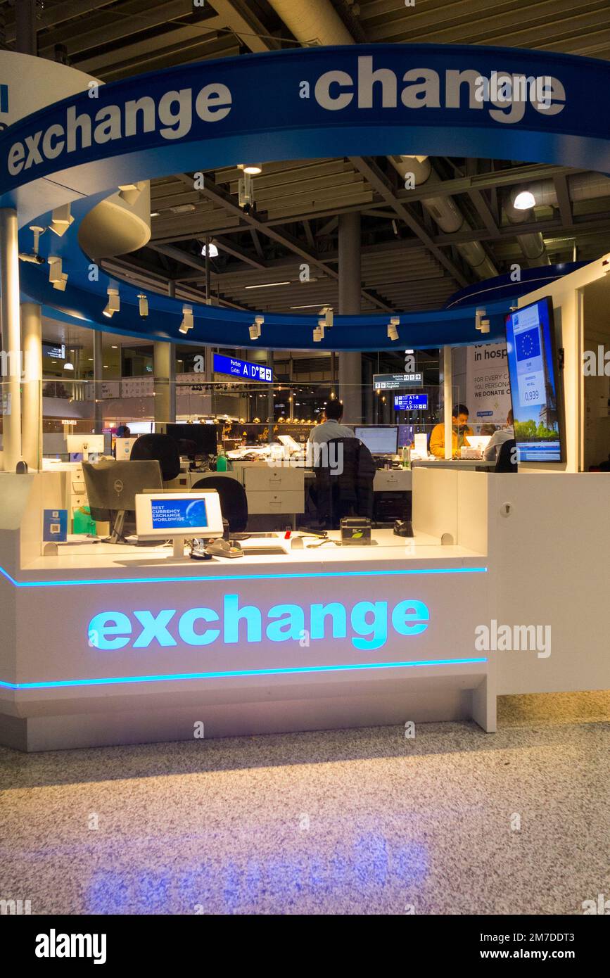 Global Exchange Foreign Exchange Services Bureau de Change Office im Abflug Check-in / Haupthalle / Ankunftsbereich des Genfer Flughafens. Die Schweiz. (133) Stockfoto