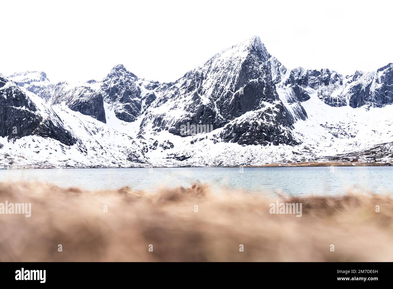 Majestätische Berge, bedeckt mit Schnee mit Blick auf den eisigen Fjord, Flakstadpollen, Nordland County, Lofoten-Inseln, Norwegen Stockfoto