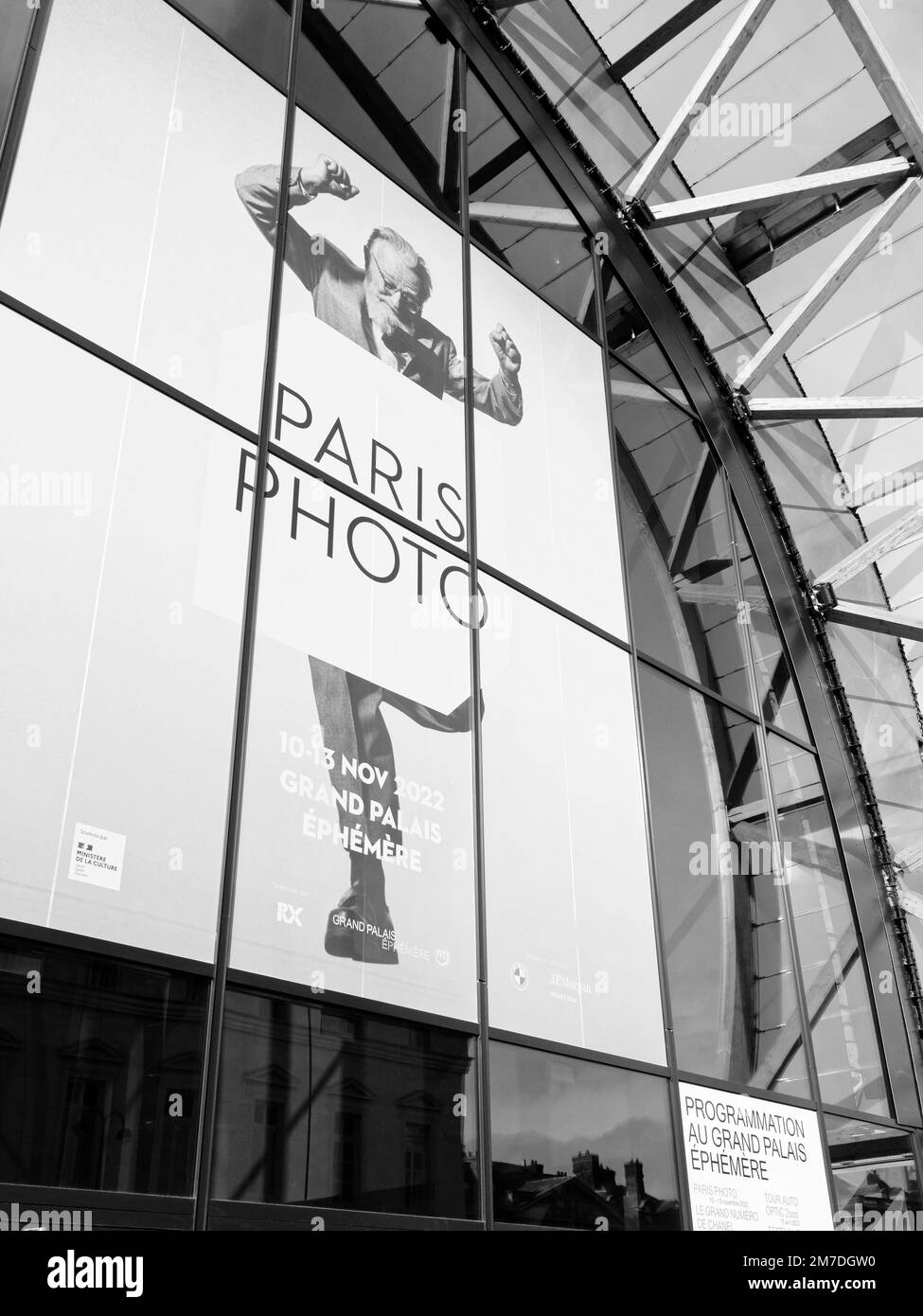 Schwarzweißfoto des Eingangs zu Paris Photo, Grand Palais Ephémère, Paris, Frankreich, Europa, EU. Stockfoto