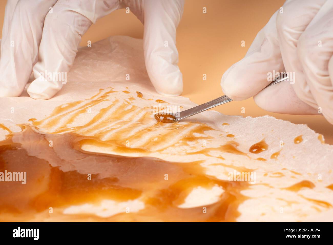 Hand mit Cannabis-Wachs-Sauce-Extrakt, thc-Harz konzentrieren. Stockfoto