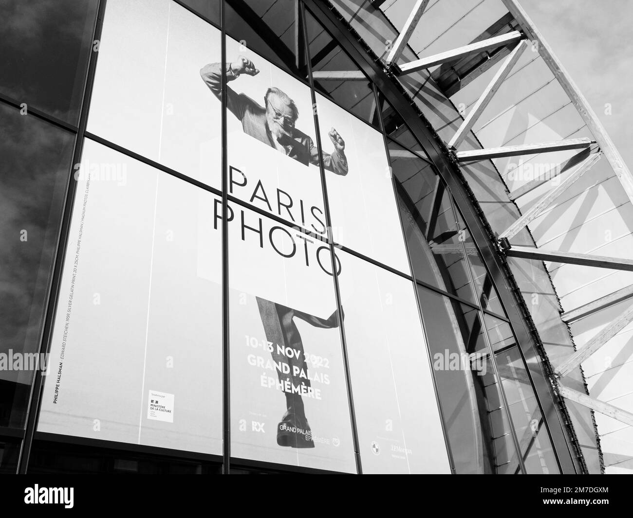 Schwarzweißfoto des Eingangs zu Paris Photo, Grand Palais Ephémère, Paris, Frankreich, Europa, EU. Stockfoto