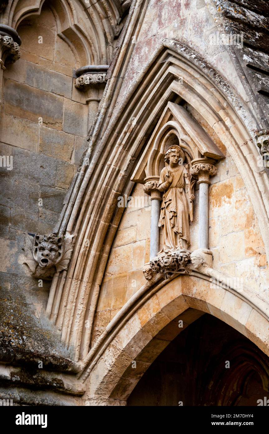 Early English Gothic Salisbury Cathedral in Salisbury, Wiltshire, England. Das Mascaron verschreckt böse Geister. Stockfoto