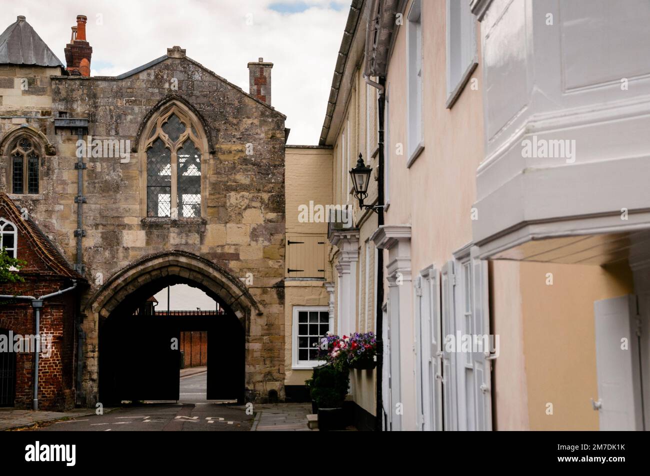 Das St. Ann's Gate in Salisbury, England, hat eine kleine Kapelle, die von einem spitzbogigen gotischen Tracery-Fenster beleuchtet wird. Stockfoto