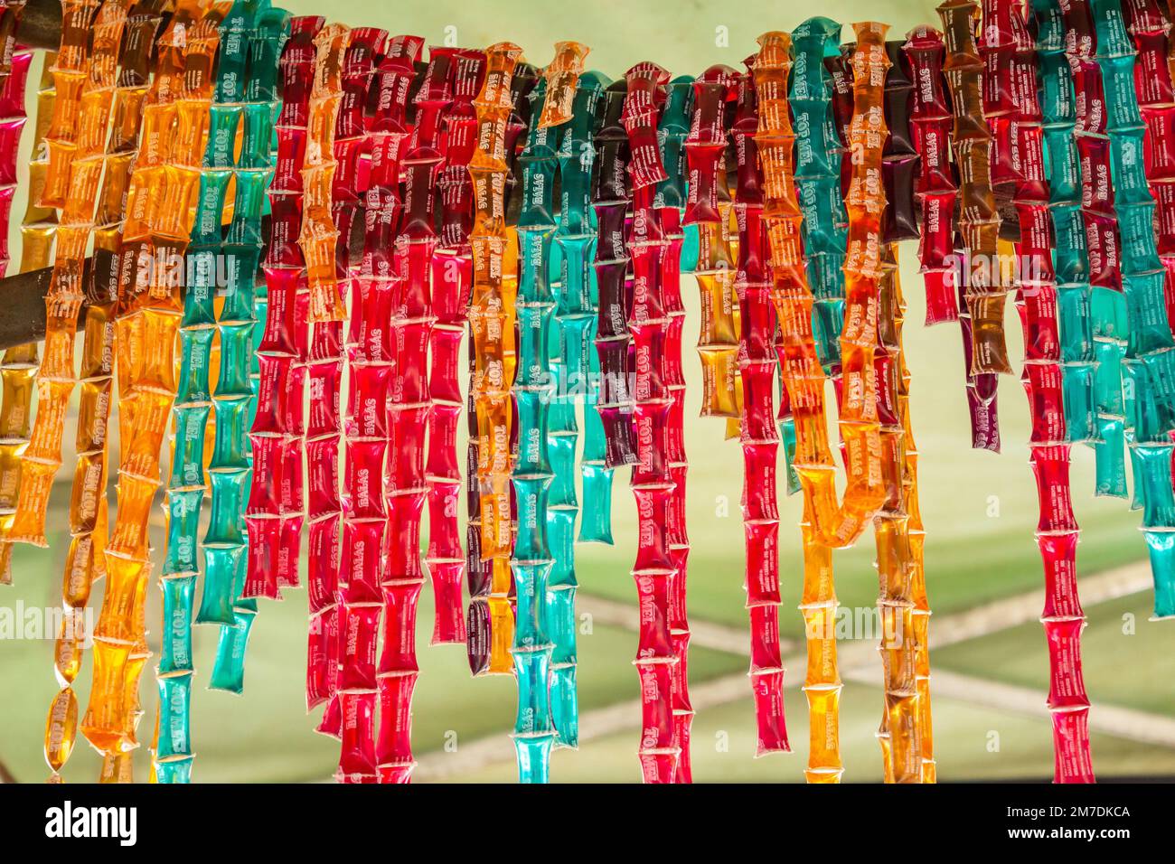 Goiania, Goiás, Brasilien – 08. Januar 2023: Honigförmige Süßigkeiten verschiedener Geschmacksrichtungen und Farben, Innentaschen, zum Verkauf auf einer Messe ausgestellt. Stockfoto