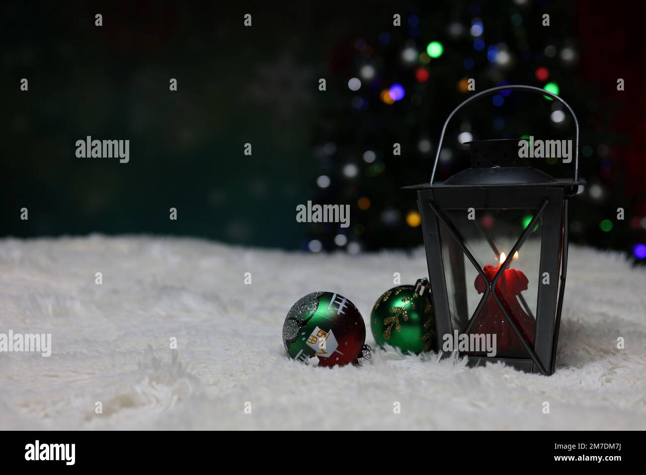 Weihnachten. Eine wunderschöne Laterne auf einem Hintergrund mit farbigen Lichtern. Stockfoto