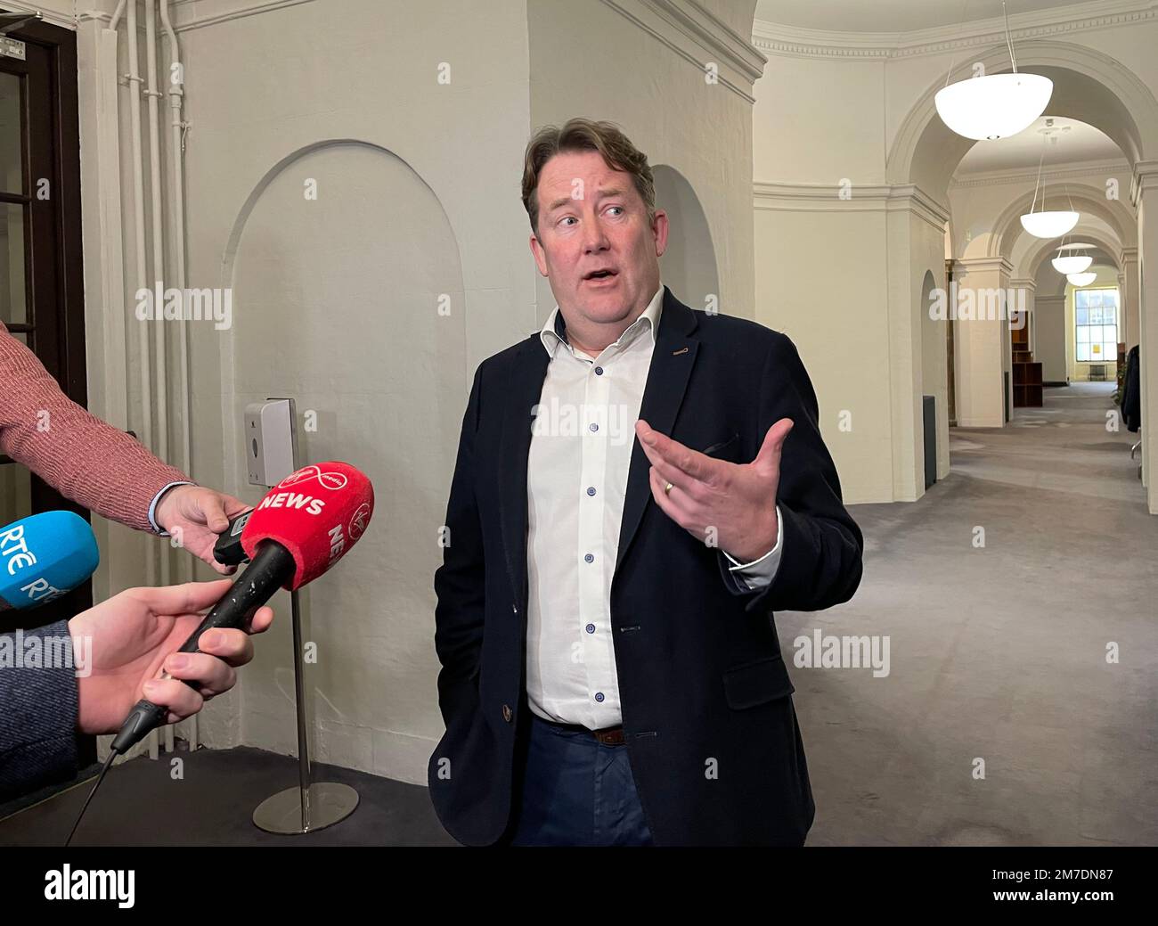 Der Wohnungsminister Darragh O'Brien spricht mit den Medien, nachdem er ...